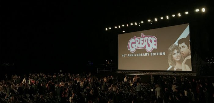 John Travolta fête les 40 ans de "Grease" sur la plage à Cannes